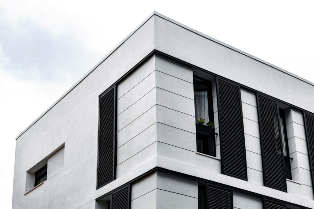 Elewacja domu z beton architektonicznego.